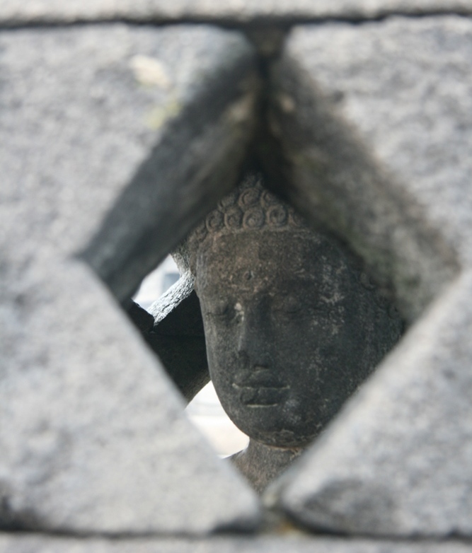 Dans certaines cloches, vous verrez des Bouddha sereins. On dit que celui qui arrive à les toucher en passant son bras à travers la cloche, emportera la chance avec lui. Tentez votre chance :-)
