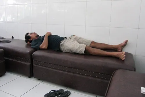 homme allongée salle d'attente garage à bali amlapura