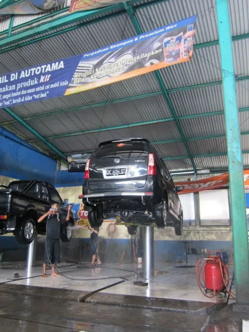 voiture perchee garage à bali amlapura