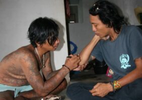 Sableng tattoo in Amed, Bali (tatouage balinais)