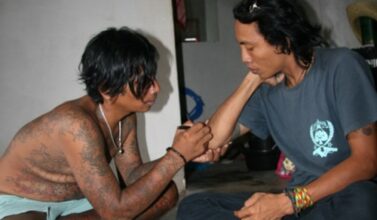 Sableng tattoo in Amed, Bali (tatouage balinais)