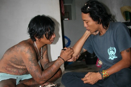 Sableng tattoo in Amed, Bali (tatouage balinais)