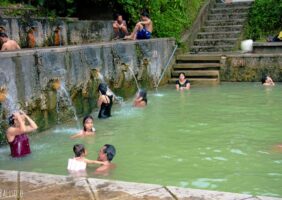 Source chaude à Bali : les bains sacrés de Banjar, chaleur et volupté (Bali, Indonesia) © Balisolo, 2010