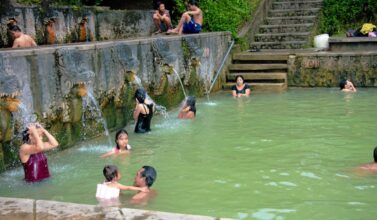 Source chaude à Bali : les bains sacrés de Banjar, chaleur et volupté (Bali, Indonesia) © Balisolo, 2010