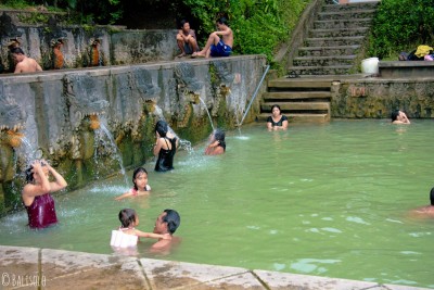 Source chaude à Bali : les bains sacrés de Banjar, chaleur et volupté (Bali, Indonesia) © Balisolo, 2010