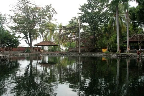 Les bains tres frais de Air Sanih au nord de Bali