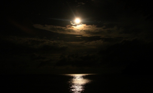 Pleine lune et son reflet sur l'eau à Amed, Karangasem, Bali