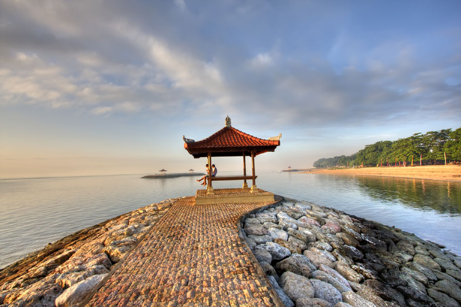 La plage de Sanur au lever du soleil par Sukandia