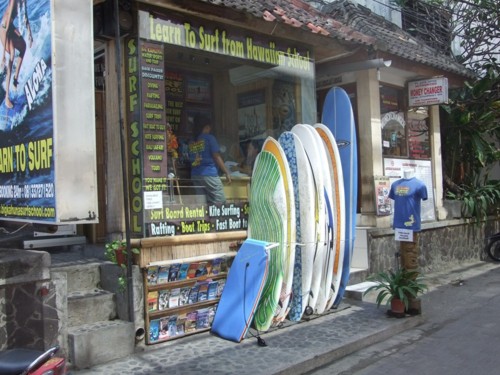 Kuta : THE surf-city ! [Explorer Surfer]