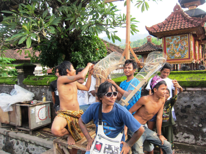 Préparation de Ogoh-ogoh en cours à Culik