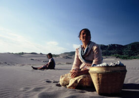 2001 : Whispering Sands (Pasir Berbisik) - Nan Achnas