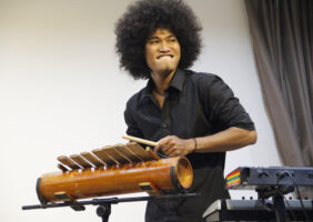Démonstration de cetik (instrument papoue) par Iwanouz