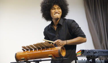 Démonstration de cetik (instrument papoue) par Iwanouz