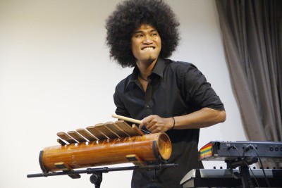 Démonstration de cetik (instrument papoue) par Iwanouz