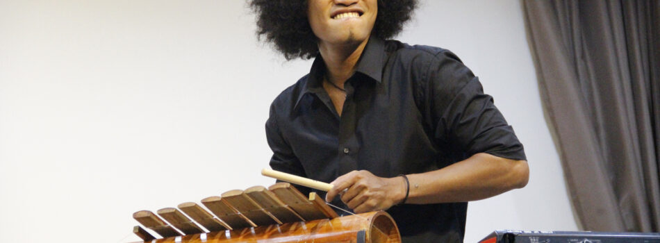 Démonstration de cetik (instrument papoue) par Iwanouz