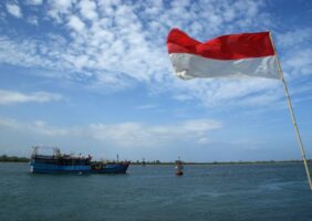 Bateau de pêche et drapeau indonésien