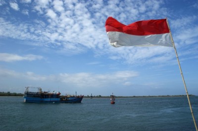 Bateau de pêche et drapeau indonésien