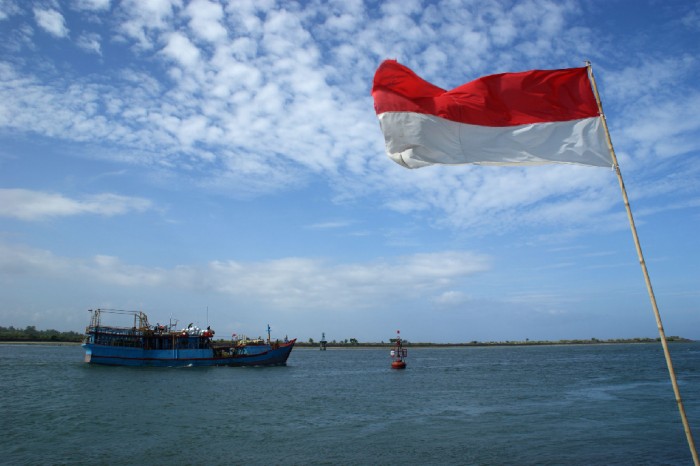 Bateau de pêche et drapeau indonésien
