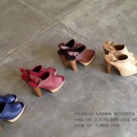 Collection Niluh Djelantik - Chaussures en cuir à talons et boucles par Niluh Djelantik