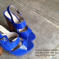 Chaussures bleu électrique à talons par Niluh Djelantik