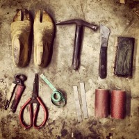 Les outils de Niluh Djelantik, créatrice de chaussures à Bali