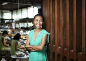 Niluh Djelantik, créatrice Balinaise de chaussures à talons