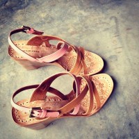 Collection Niluh Djelantik - Chaussures en cuir croisé compensées par Niluh Djelantik
