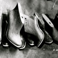 Backstage de l'atelier de Niluh Djelantik, créatrice de chaussures à Bali