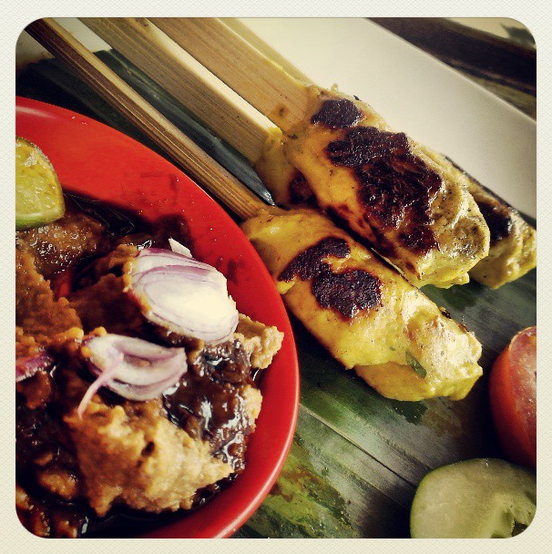 Brochette saté au warung Dewi à Ubud Bali 2013 - Julia B - Balisolo