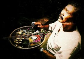 Bali : homme faisant des offrandes aux Dieux - © Kaitlin Miskel