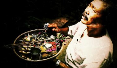 Bali : homme faisant des offrandes aux Dieux - © Kaitlin Miskel