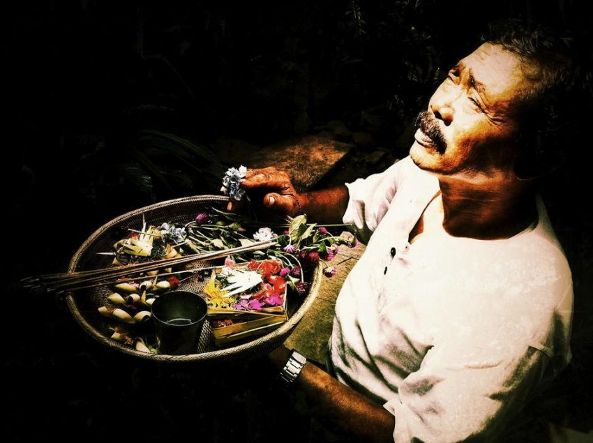 Bali : homme faisant des offrandes aux Dieux - © Kaitlin Miskel
