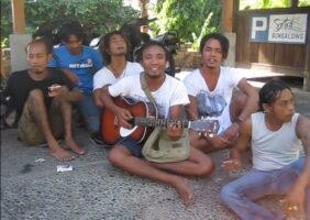 Chanson Bali : Kulit kacang (Amed, Karangasem)