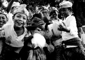 Les sourires de Bali "Saraswati Upacara" © Damien Menage, MD Photography - Denpasar (Bali, Indonésie) - 2010.