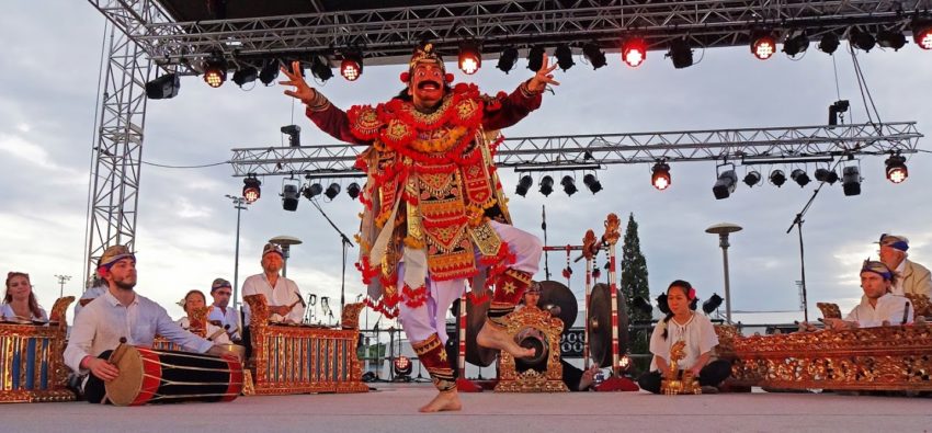 Stage de gamelan Gong Kebyar de Bali avec Gamelan Bitang Tiga