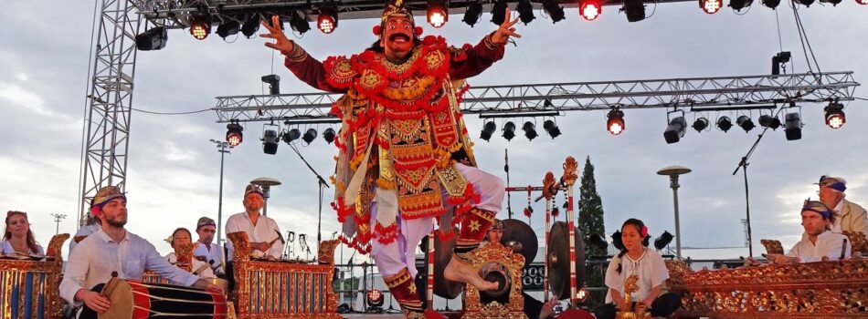 Stage de gamelan Gong Kebyar de Bali avec Gamelan Bitang Tiga