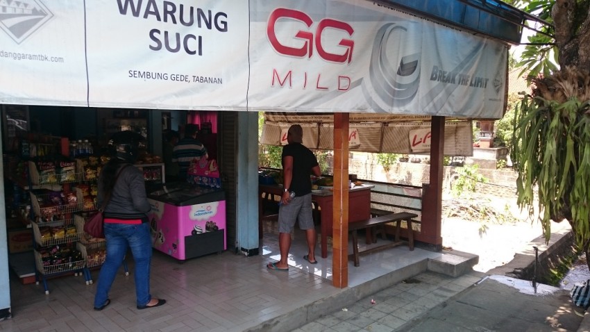 Pause sur la route de Negara (ouest de Bali) avec Agus - Balisolo 2015115