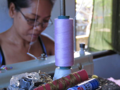 Couturière balinaise en train de confectionner une kebaya