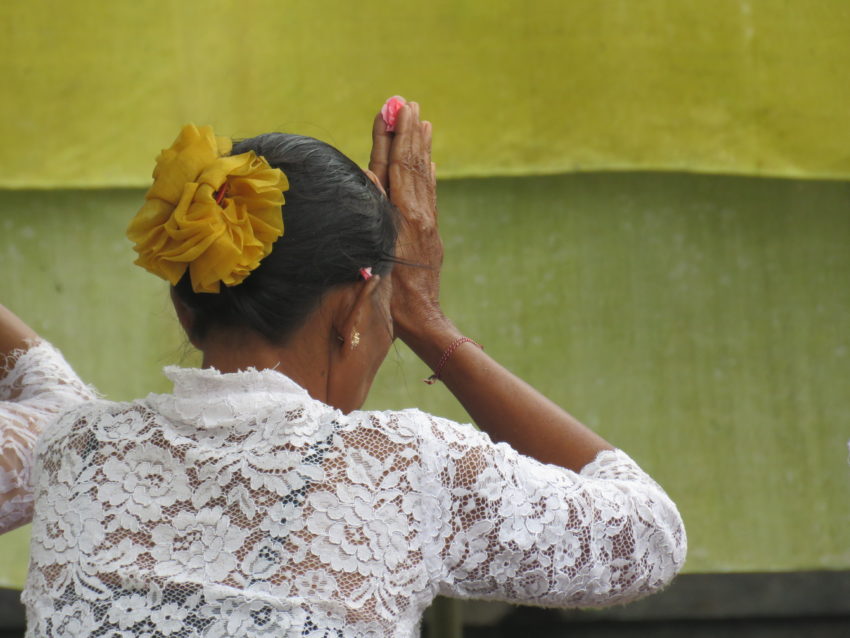 Femme balinaise qui prie en kebaya blanc