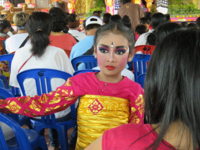 Petite fille balinaise maquillée et habillée traditionnellement pour un concours de danse