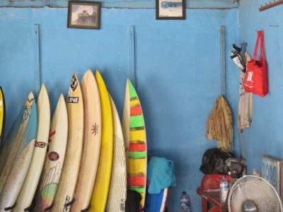 Planches de surf rangées dans une petite boutique de location à Uluwatu