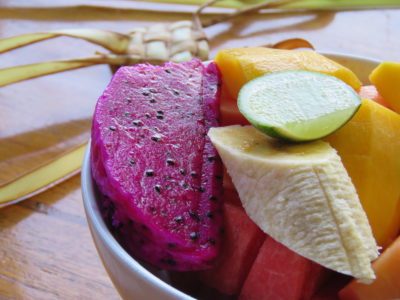 Salade de fruits exotiques dans un bol
